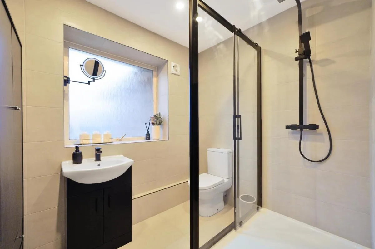 Image 3 of Stylish 2-Bedroom Flat in Prime London Location