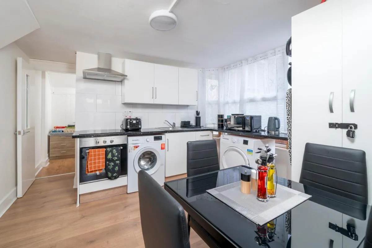 Image 4 of Stylish 2-Bedroom North London Apartment with Private Yard