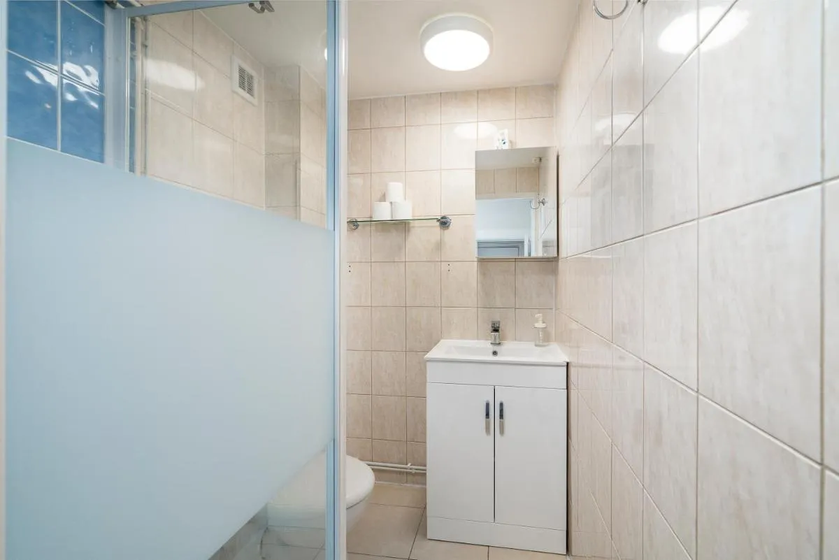 Image 3 of Stylish 2-Bedroom North London Apartment with Private Yard