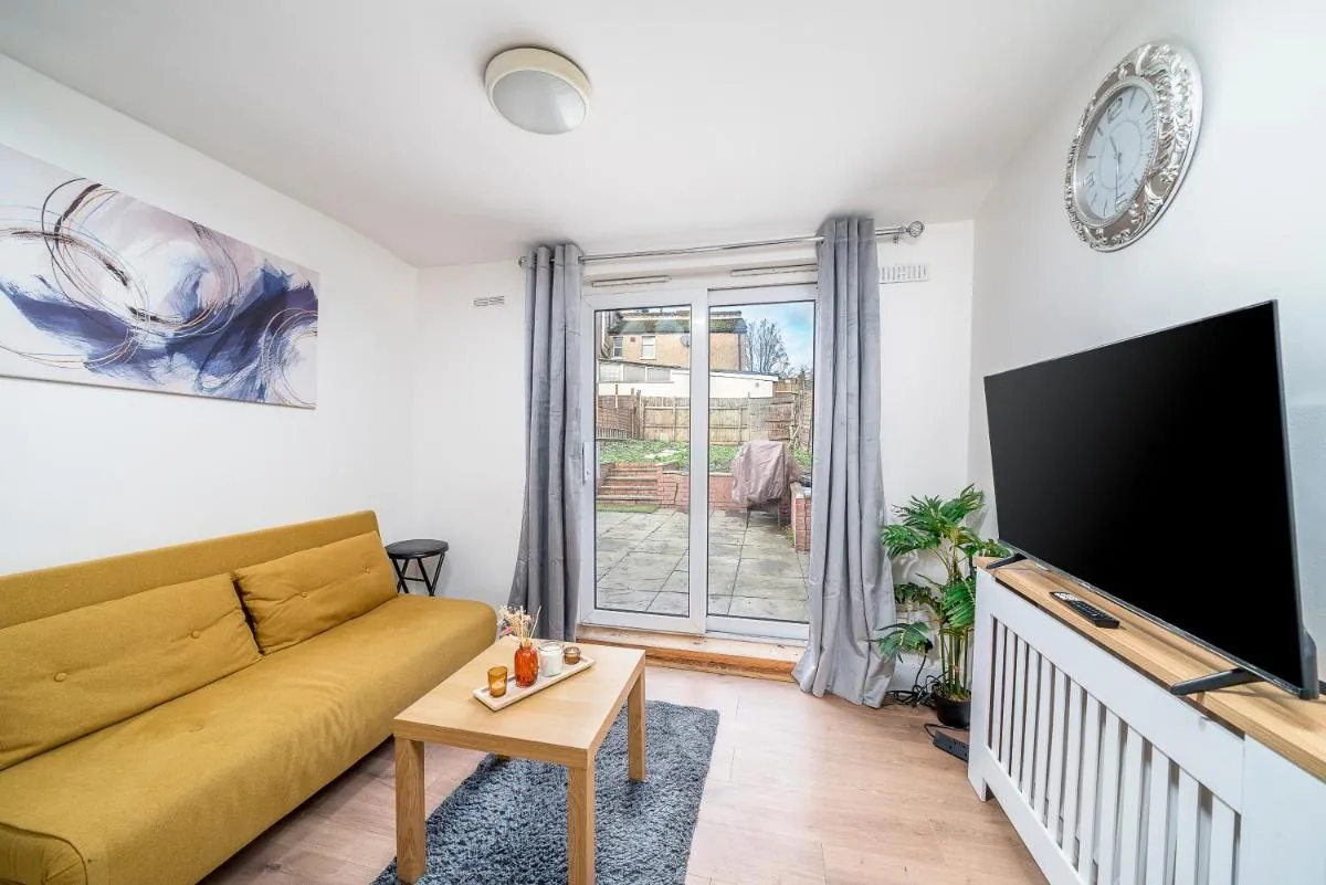 Image 5 of Stylish 2-Bedroom North London Apartment with Private Yard