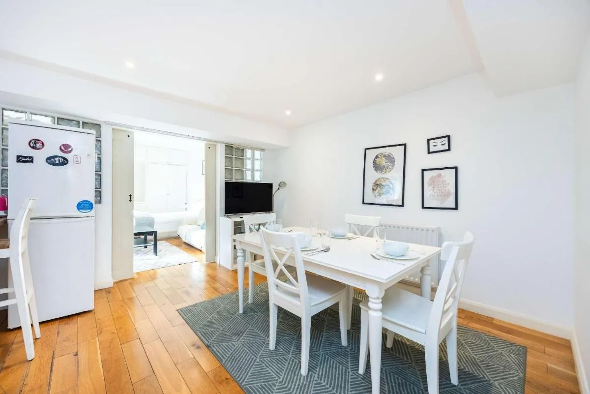 Image 3 of Stylish 2 Bed Flat Relax Balcony Kings Cross GIR-277-3-Loco