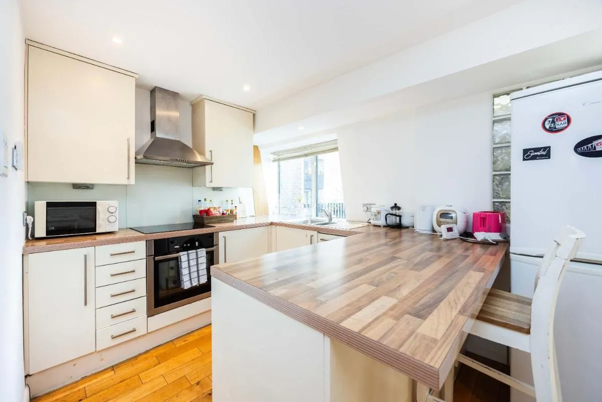 Image 4 of Stylish 2 Bed Flat Relax Balcony Kings Cross GIR-277-3-Loco