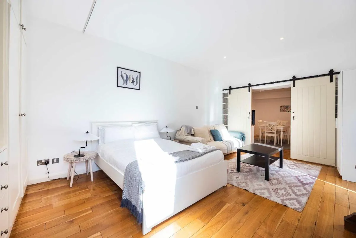 Image 5 of Stylish 2 Bed Flat Relax Balcony Kings Cross GIR-277-3-Loco