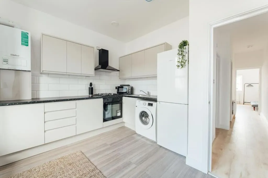 Image 4 of Stylish 2 Bedroom Flat in Ilford, London