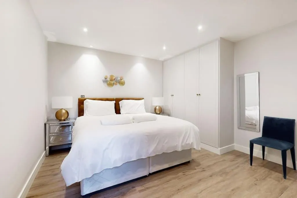 Image 3 of Stylish 2bed flat 10min to Wimbledon tennis courts
