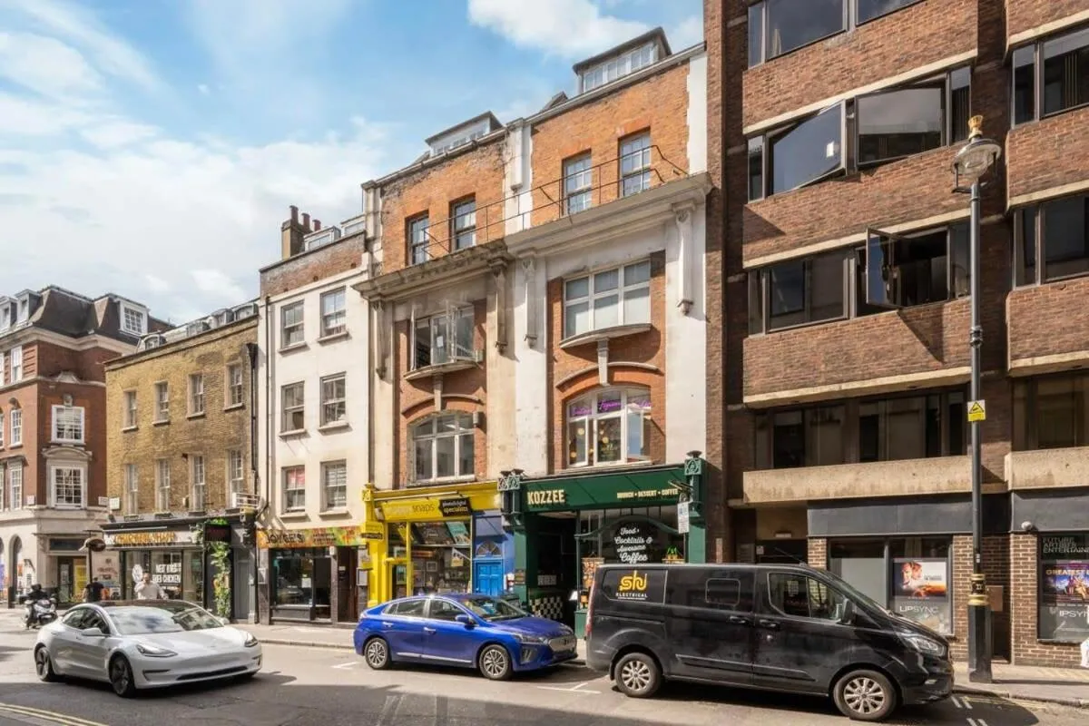 Image 5 of Stylish 3BR Flat in the Heart of Soho London