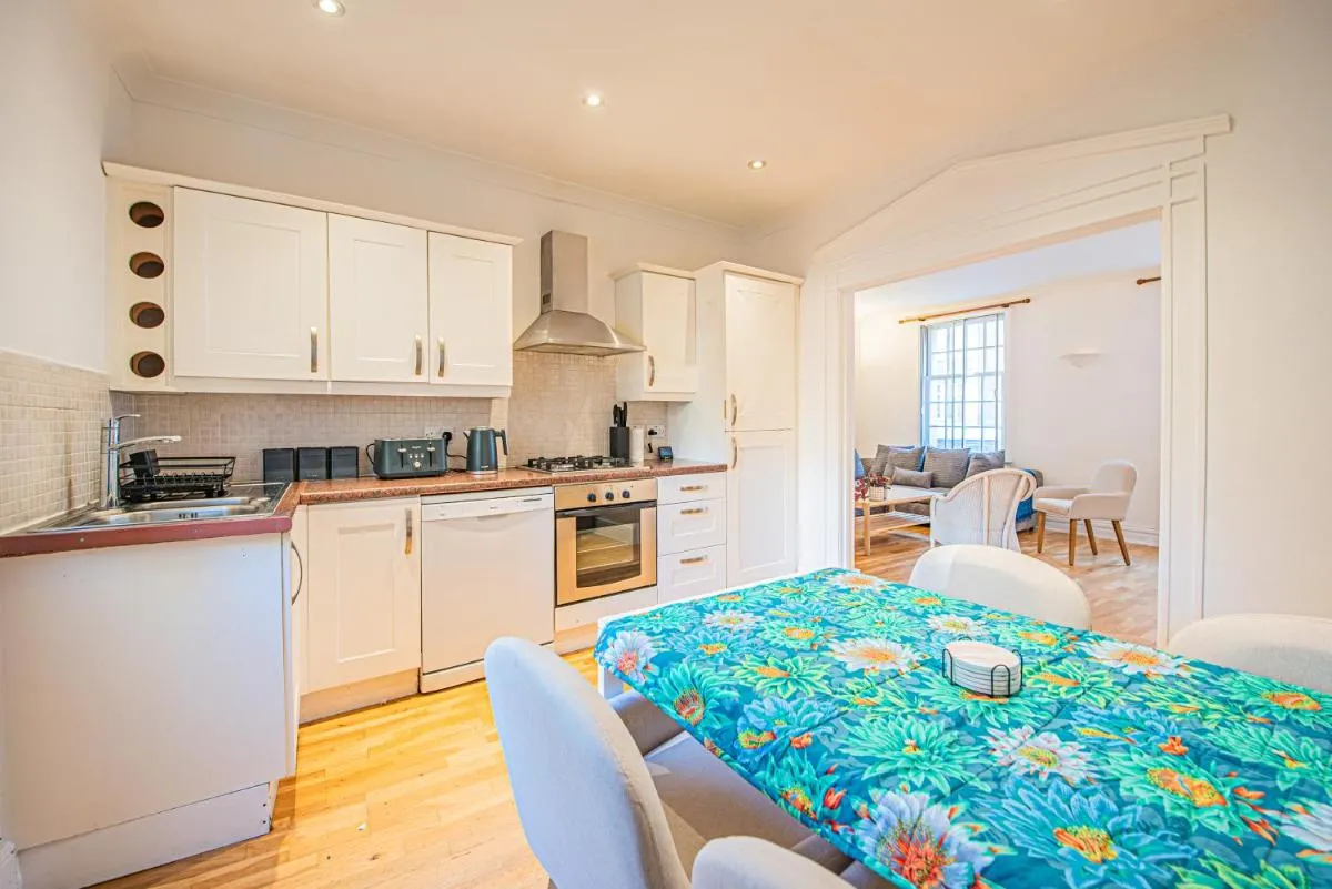 Image 4 of Stylish 3-Bed Apartment in Prime Fulham Location