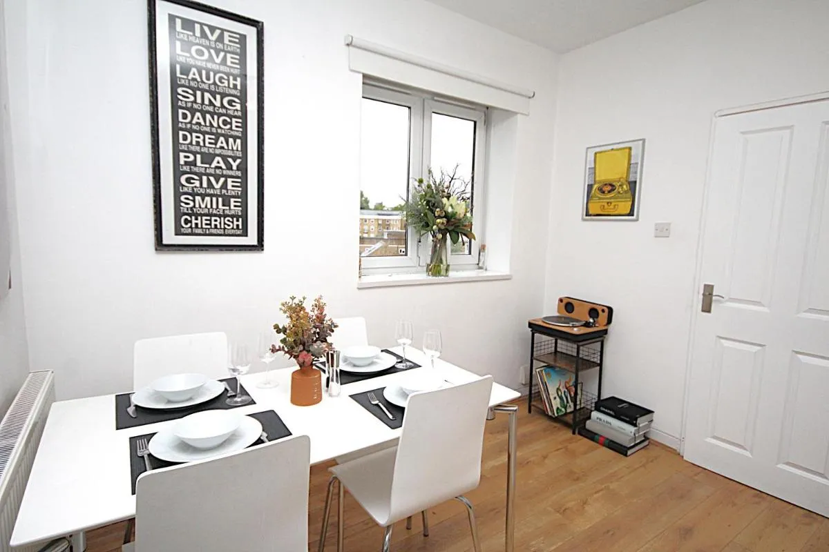 Image 4 of Stylish 3-Bedroom Apartment mins to London Bridge