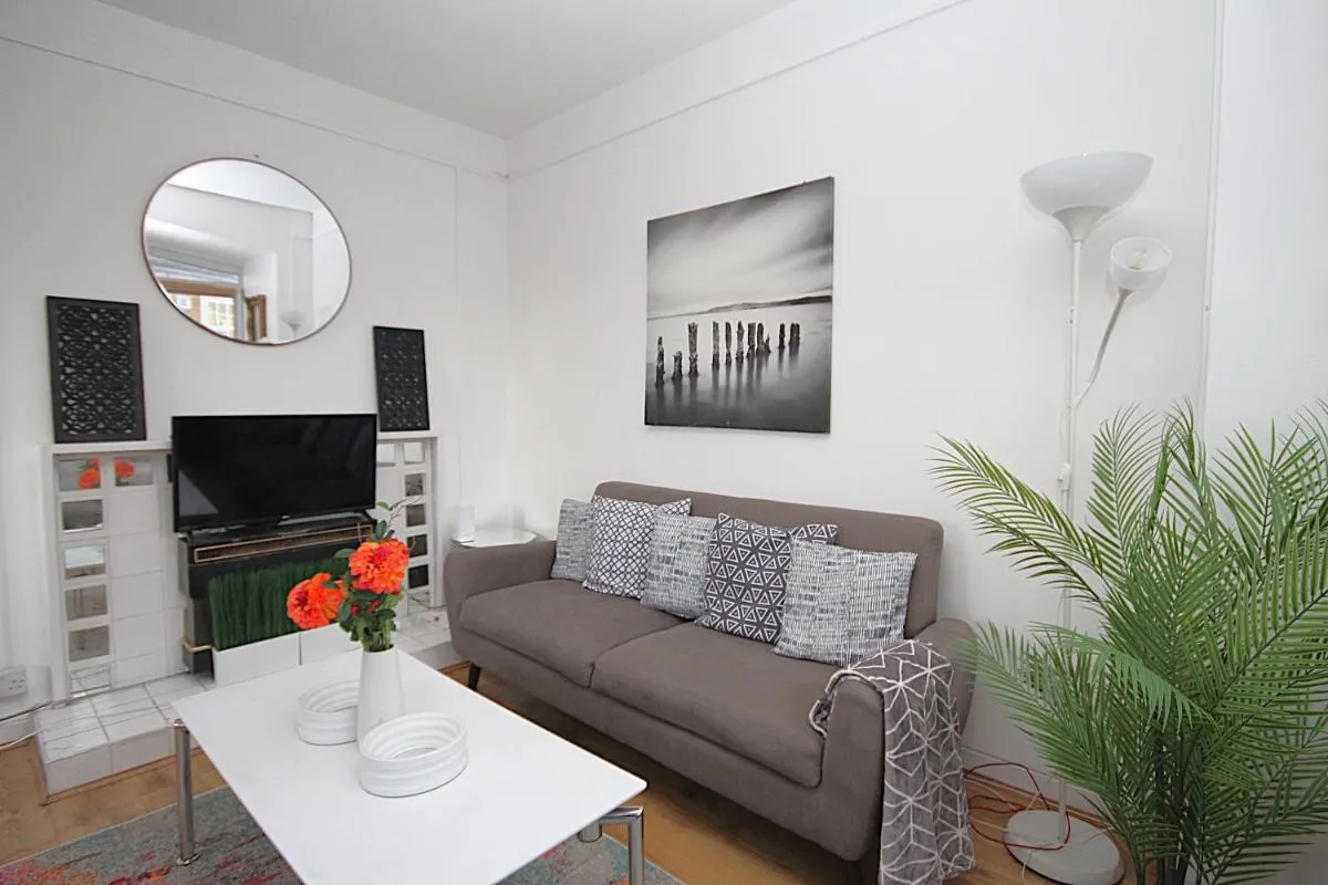 Image 5 of Stylish 3-Bedroom Apartment mins to London Bridge