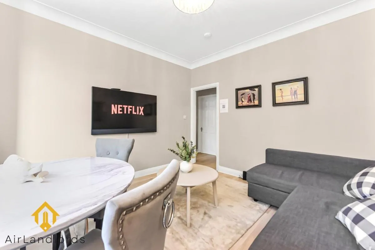 Image 2 of Stylish 3-Bedroom Flat in Belsize Park Perfect for Families Business Trips!