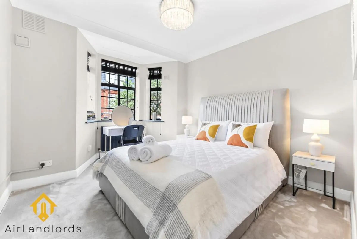 Image 5 of Stylish 3-Bedroom Flat in Belsize Park Perfect for Families Business Trips!