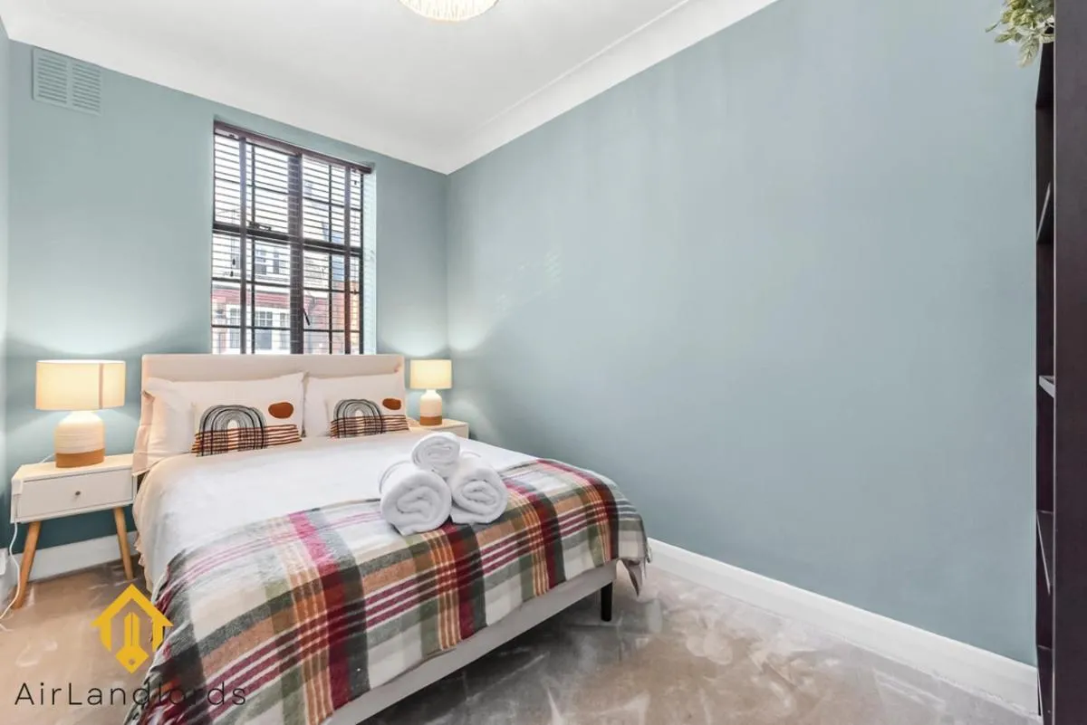 Image 3 of Stylish 3-Bedroom Flat in Belsize Park Perfect for Families Business Trips!
