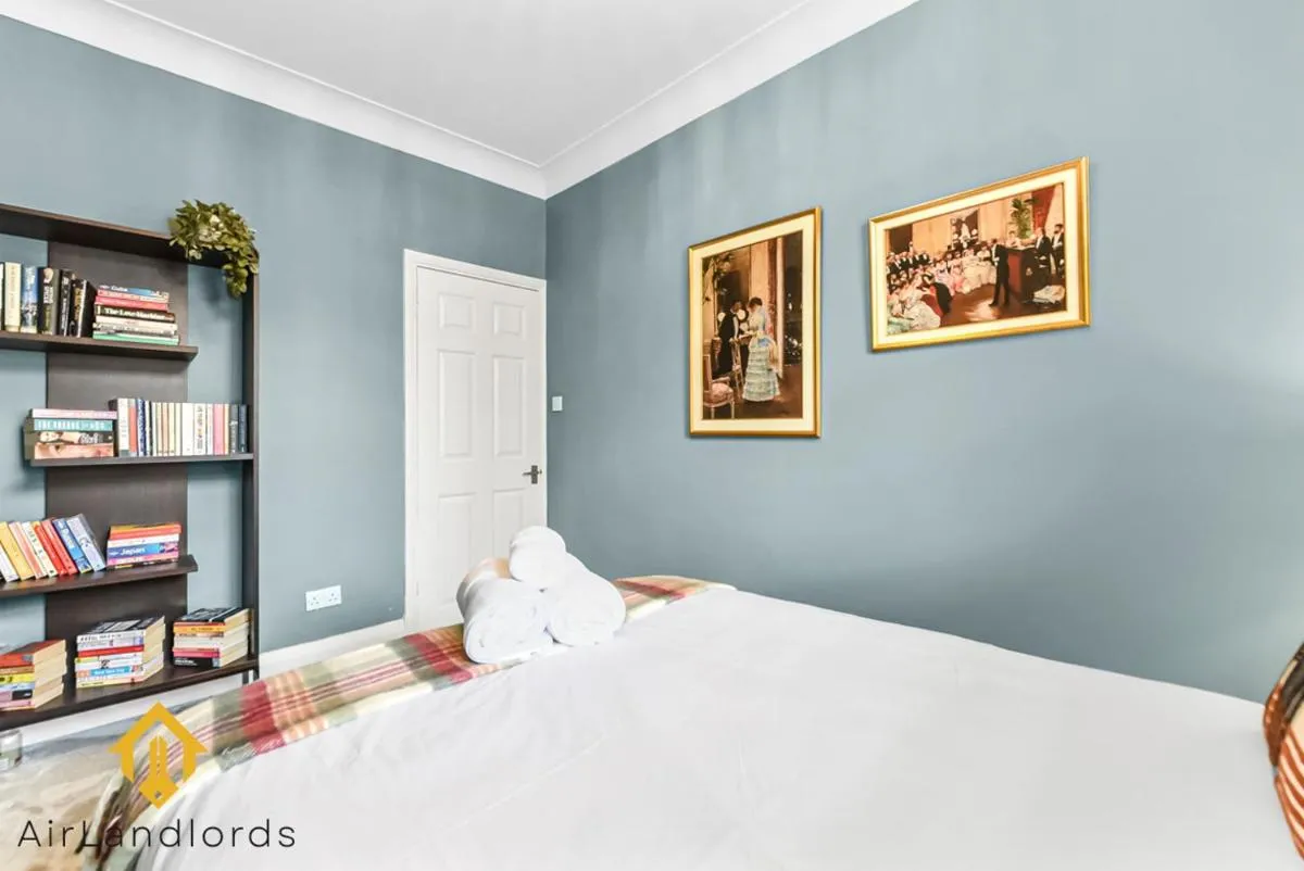 Image 4 of Stylish 3-Bedroom Flat in Belsize Park Perfect for Families Business Trips!