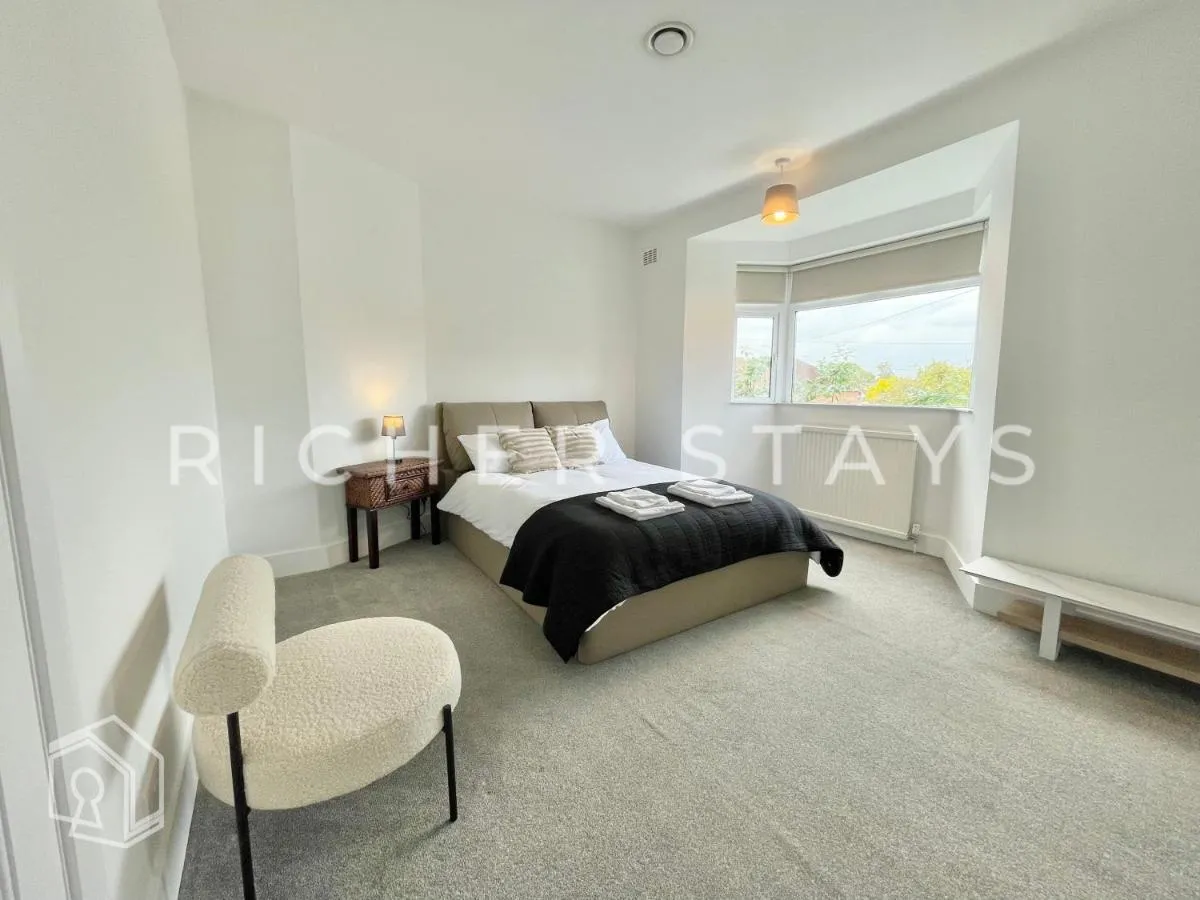 Image 4 of Stylish 3-Bedroom Garden Home, AC, Contractors and Families