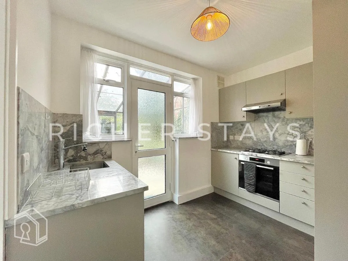 Image 3 of Stylish 3-Bedroom Garden Home, AC, Contractors and Families