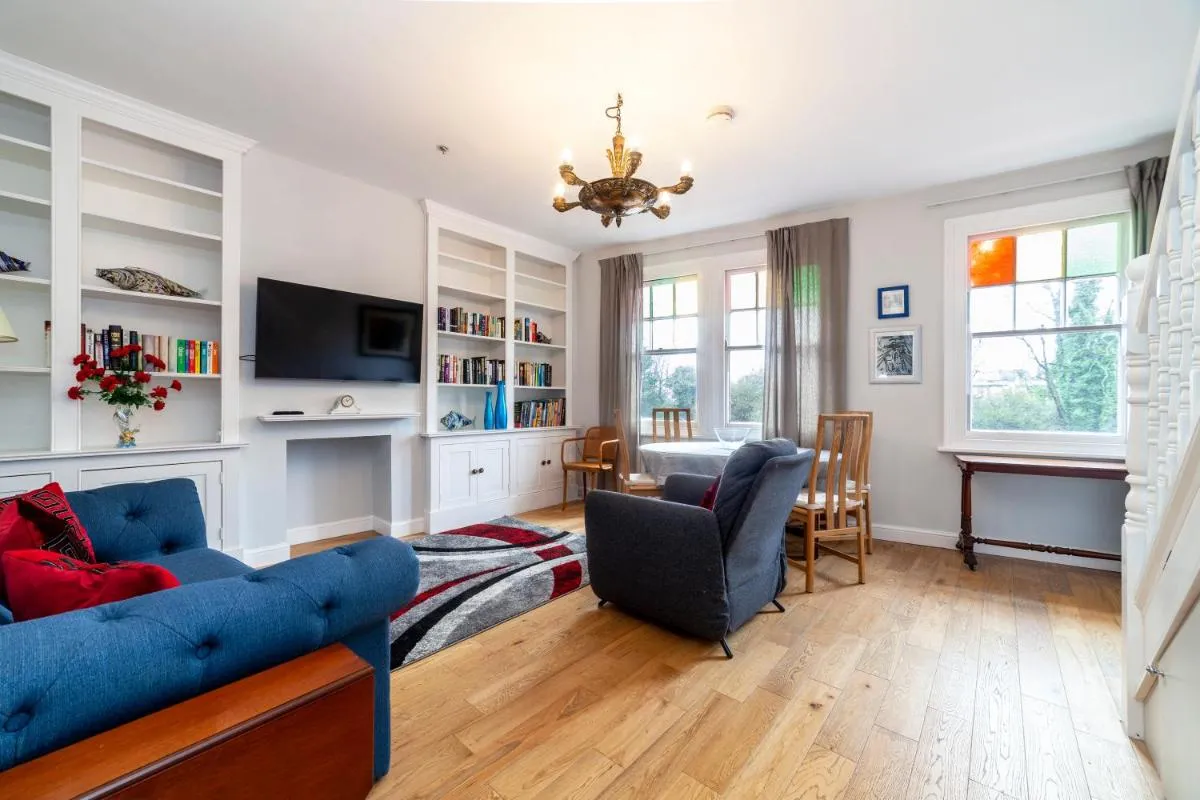 Image 5 of Stylish 3 BDR apartment wfree parking and garden