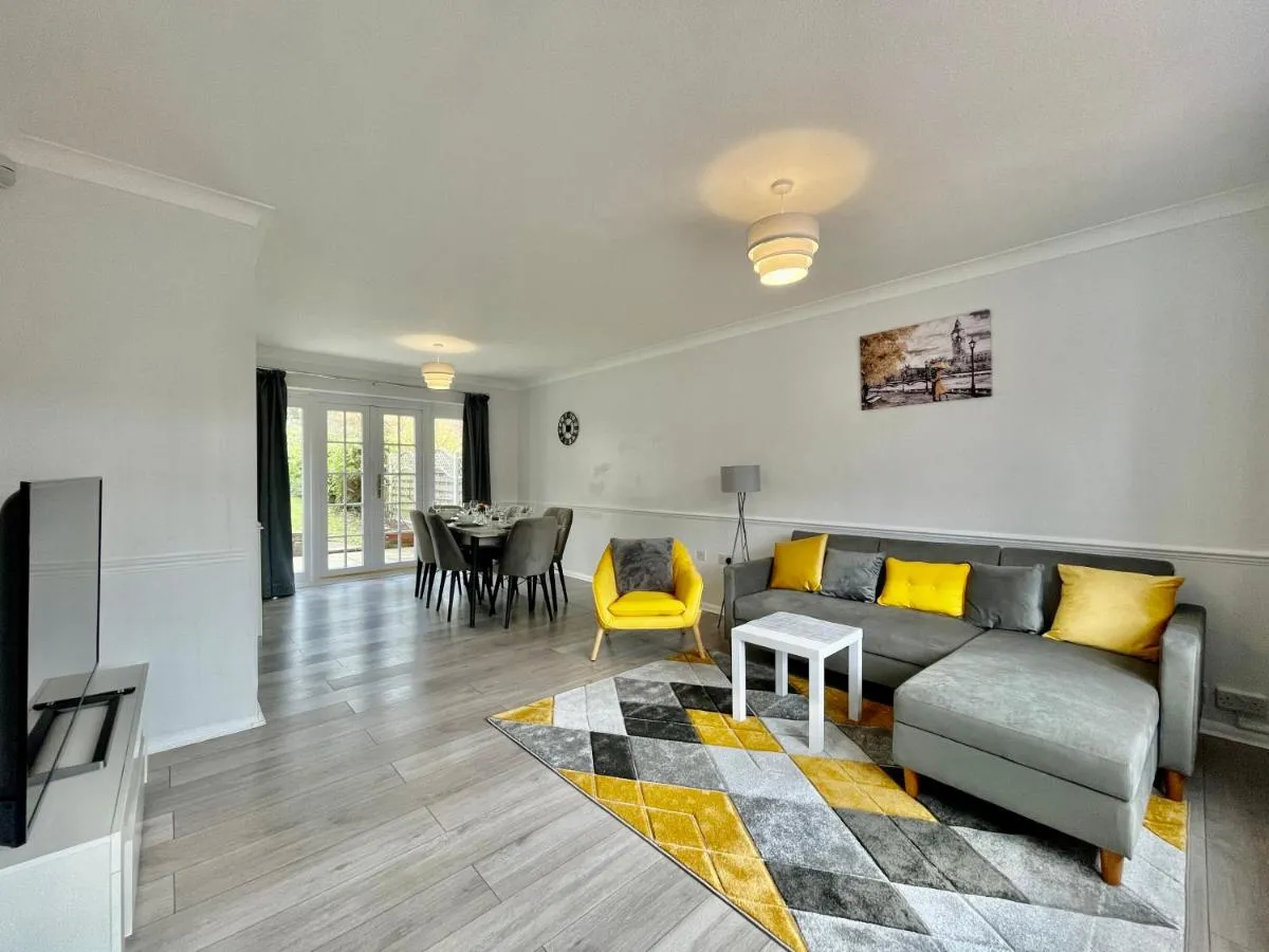 Image 4 of Stylish 3 Bed Chigwell Home with Free Parking