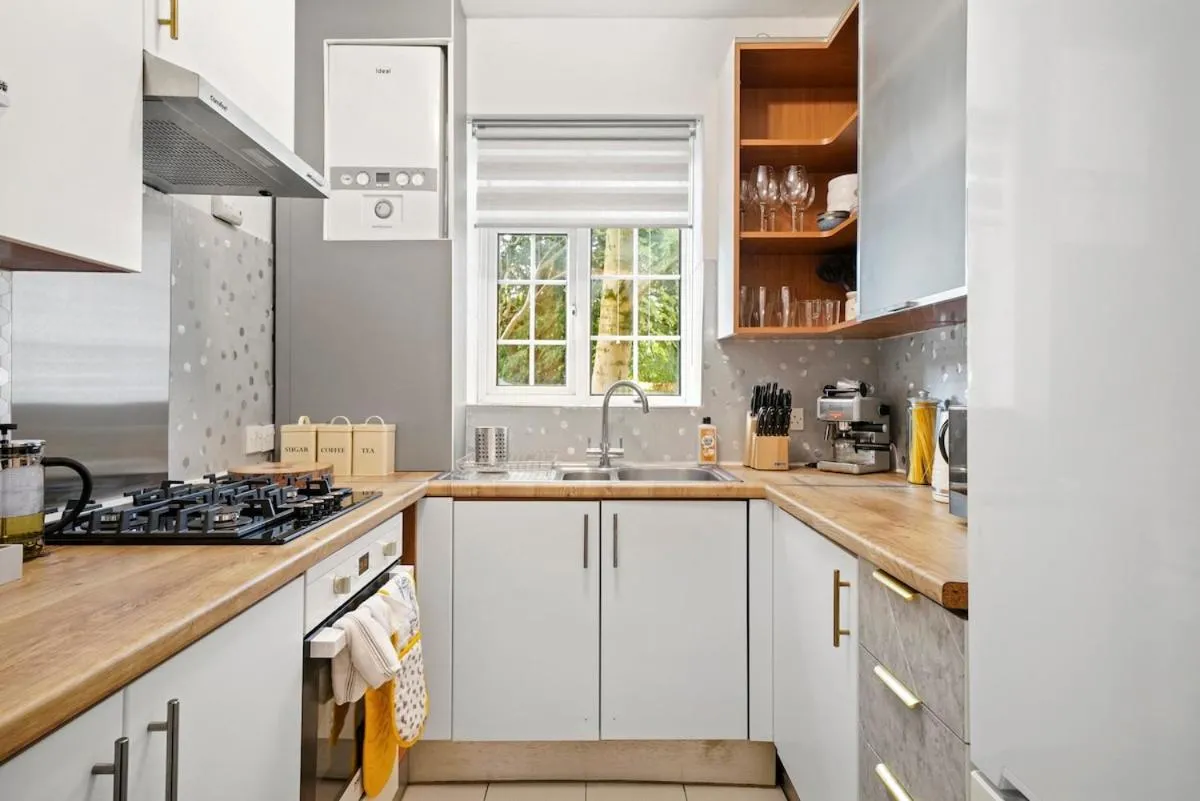 Image 4 of Stylish 3 Bed Flat in Hendon NW4