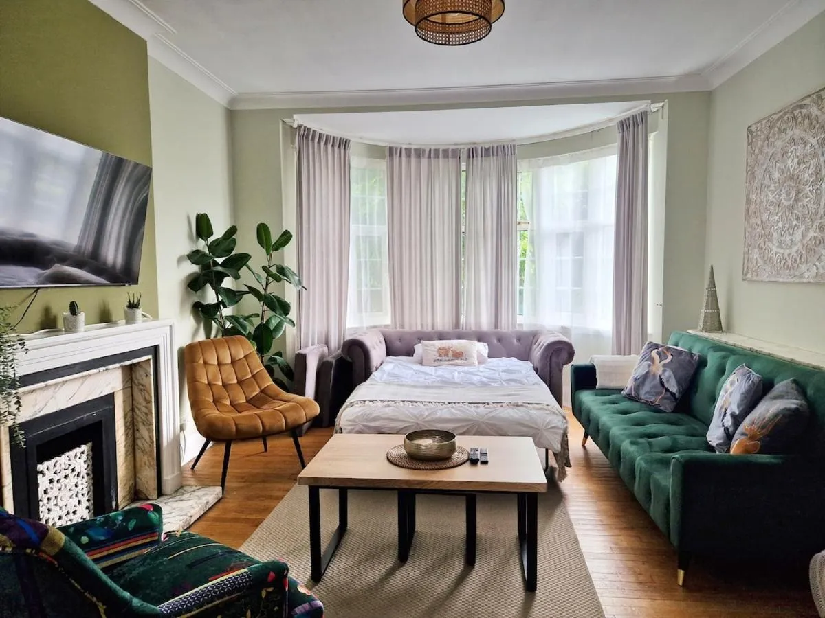 Image 5 of Stylish 3 Bed Flat in Hendon NW4