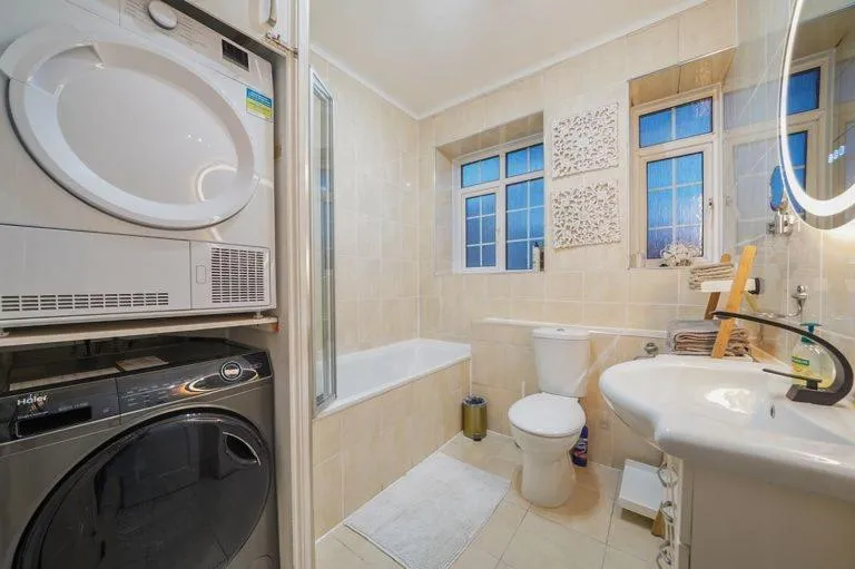 Image 3 of Stylish 3 Bed Flat in Hendon NW4