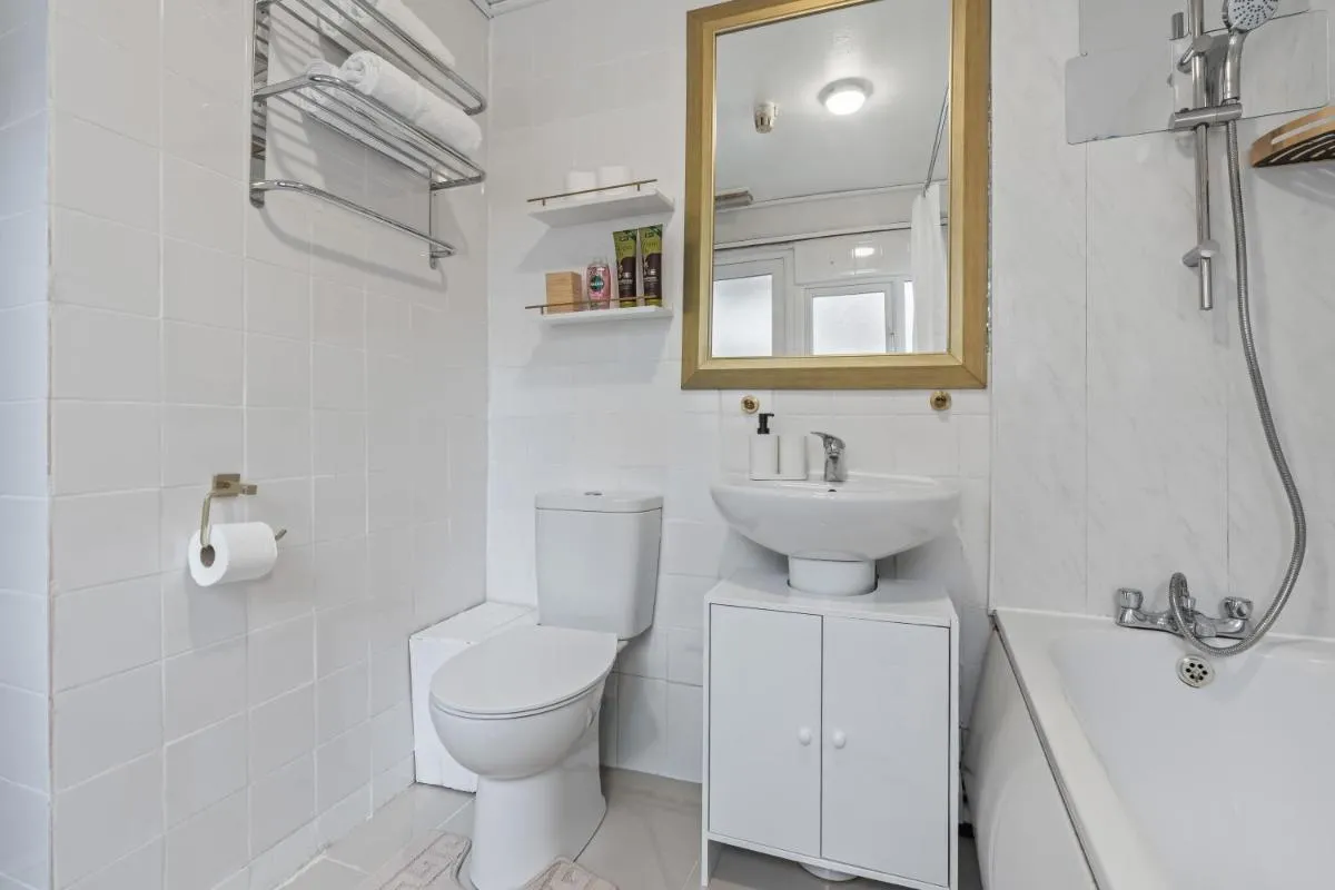 Image 3 of Stylish 3 Bed Fulham Sleeps 10, Stamford Bridge