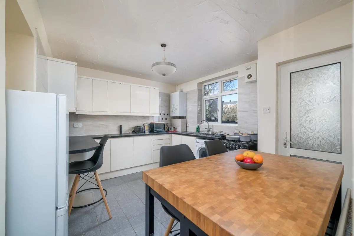 Image 4 of Stylish 3 Bed Home with Gardens Fast Transport Links