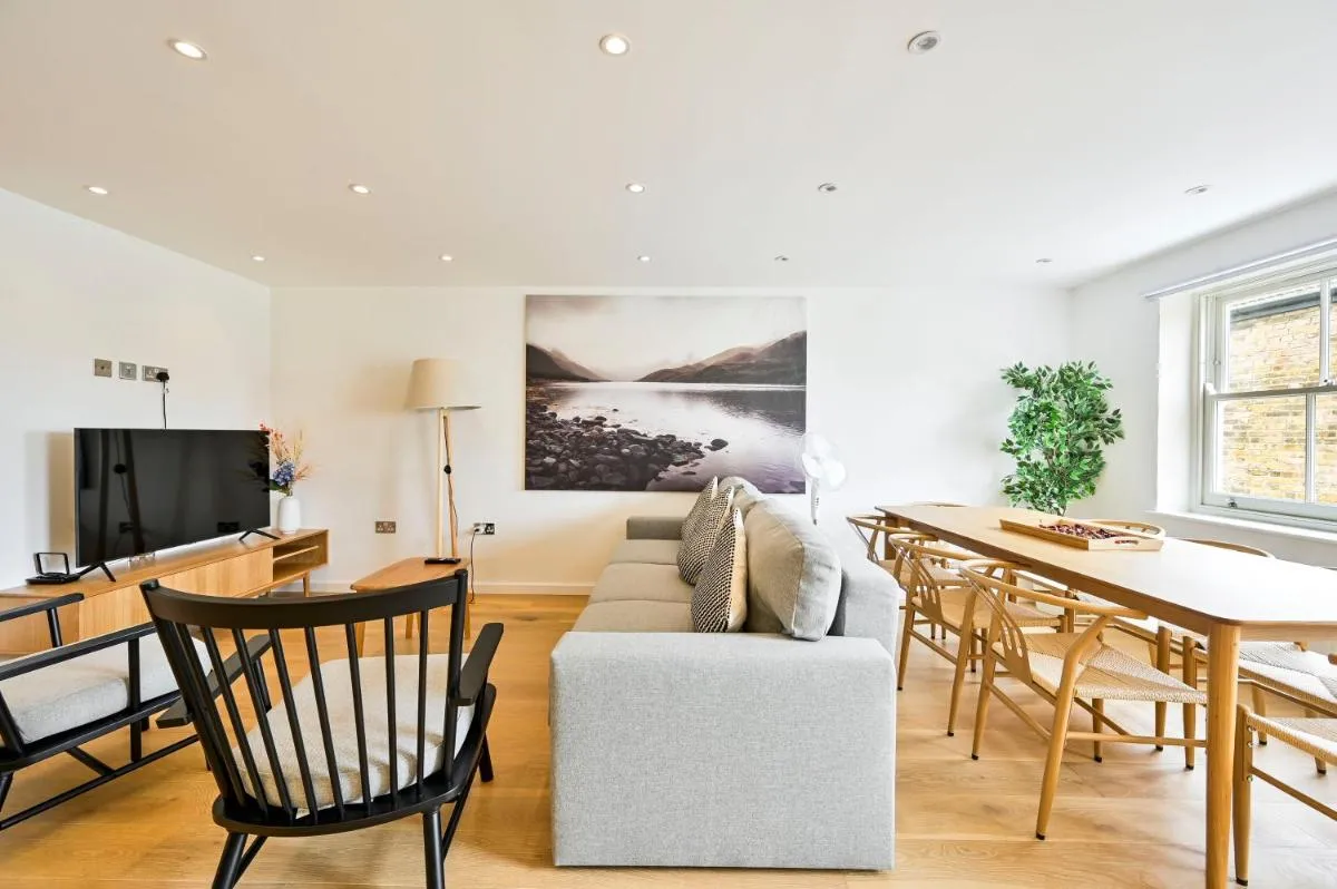 Image 5 of Stylish 3 Bedroom Apartment