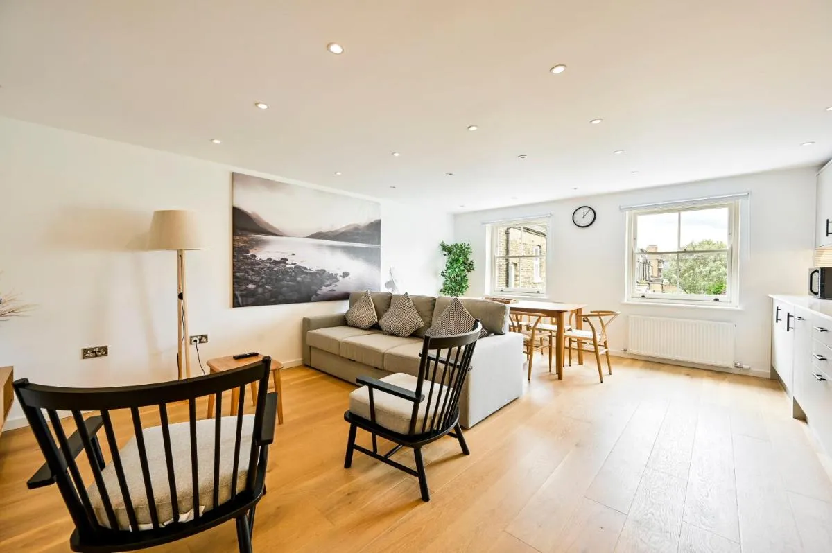 Image 4 of Stylish 3 Bedroom Apartment