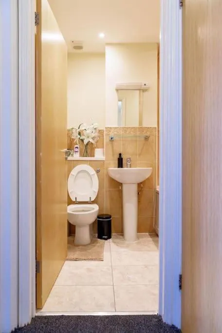 Image 4 of Stylish 3 Bedroom and free parking