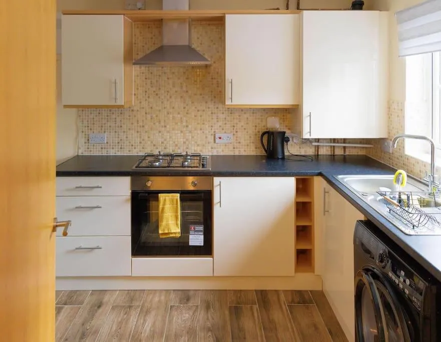 Image 3 of Stylish 3 Bedroom and free parking