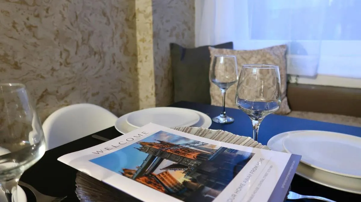 Image 2 of Stylish 3-bed apartment in London within walking distance to tube stations