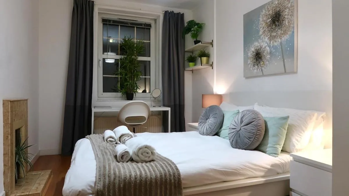 Image 4 of Stylish 3-bed apartment in London within walking distance to tube stations