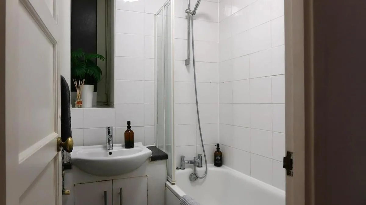 Image 3 of Stylish 3-bed apartment in London within walking distance to tube stations