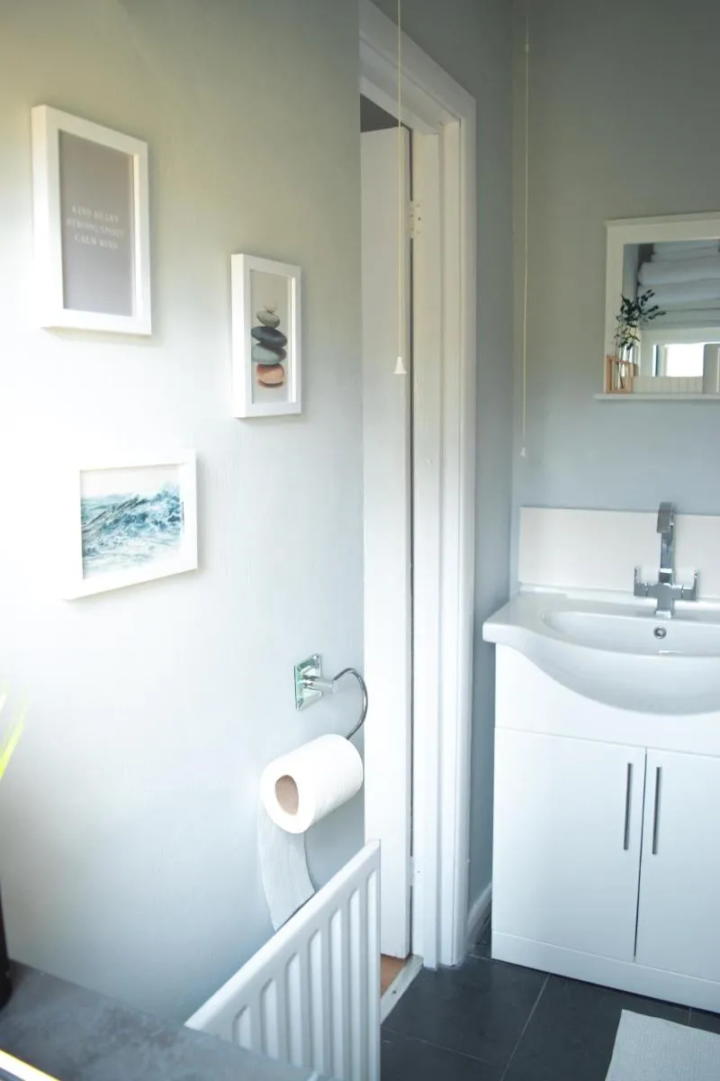 Image 4 of Stylish 4-Bedroom Getaway Free Parking