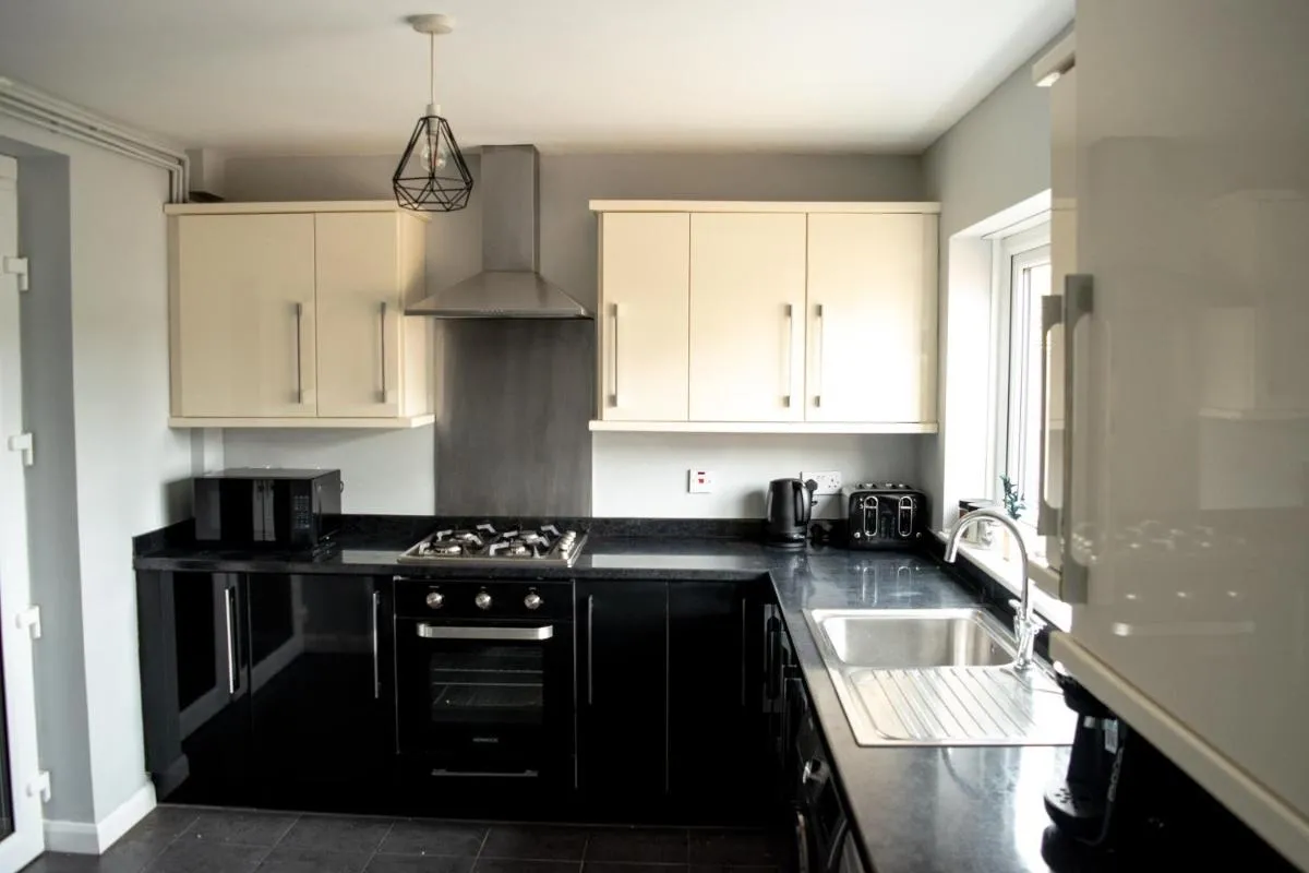 Image 3 of Stylish 4-Bedroom Getaway Free Parking
