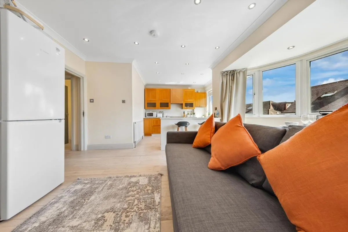 Image 4 of Stylish 4 Bed 2 Bath NW London