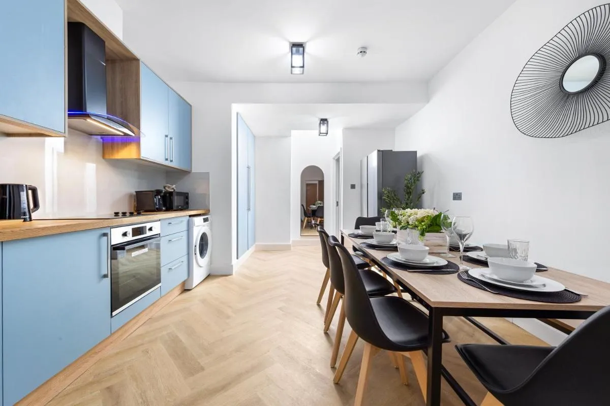 Image 4 of Stylish 4 bedroom I extended stays I contractors