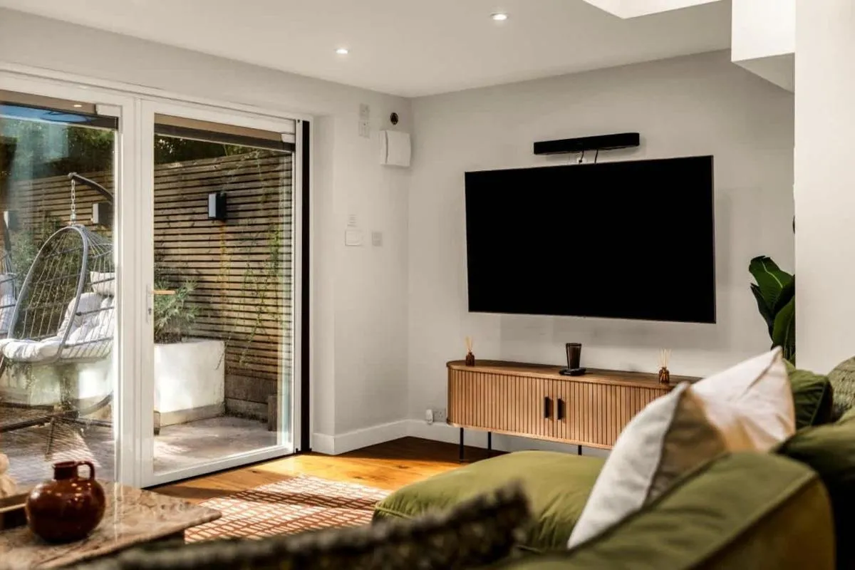 Image 3 of Stylish 5-Bedroom London Retreat