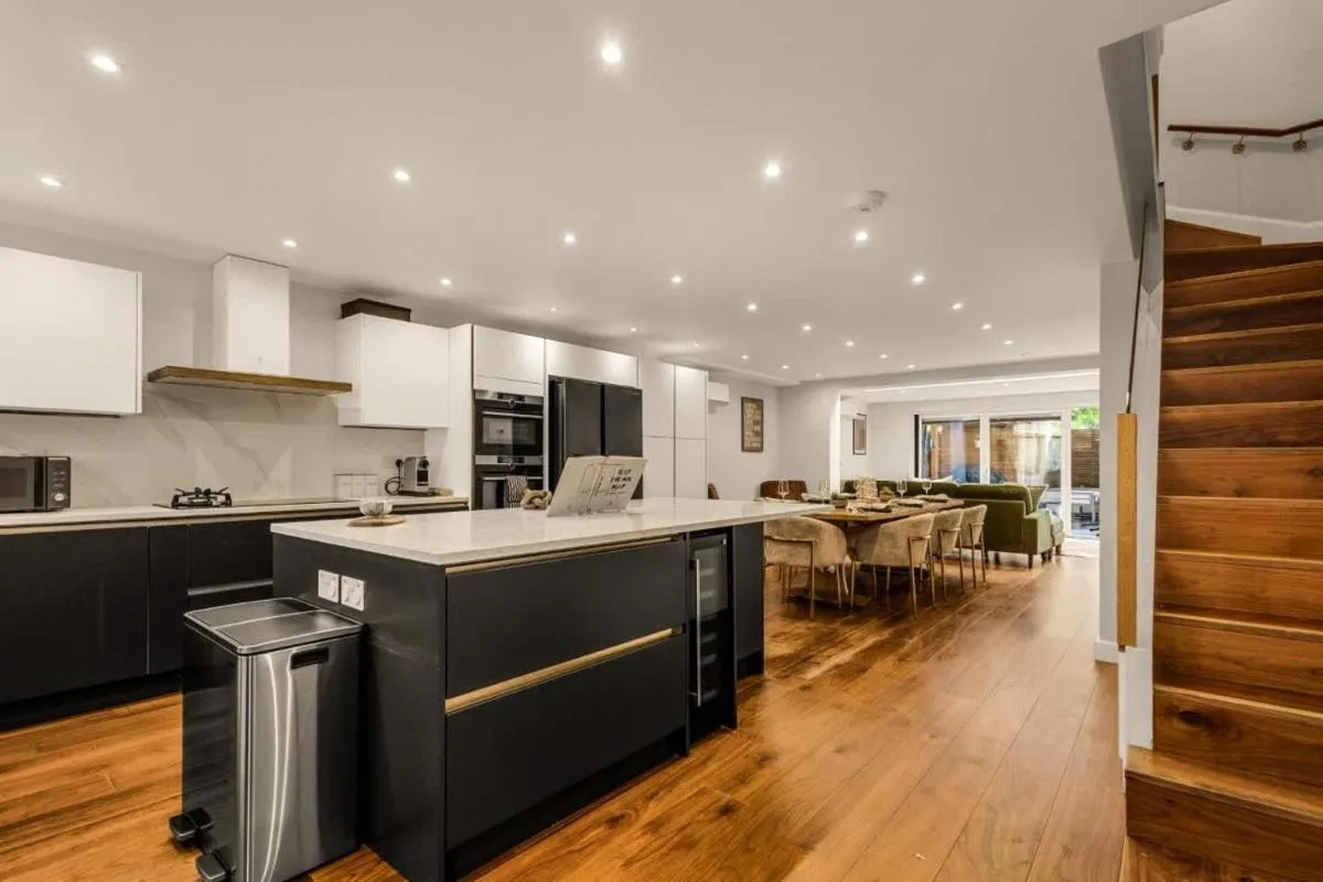 Image 5 of Stylish 5-Bedroom London Retreat
