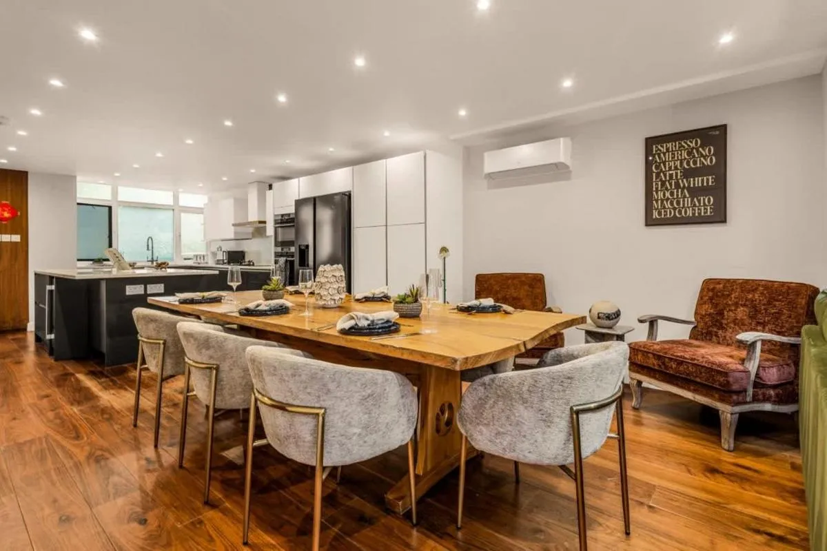 Image 4 of Stylish 5-Bedroom London Retreat