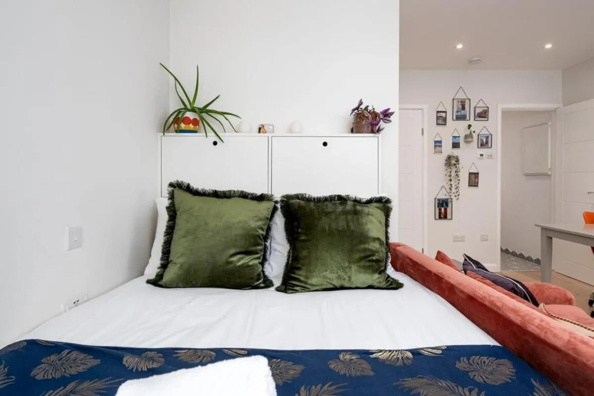Image 3 of Stylish Brixton Hill Studio with Modern Charm