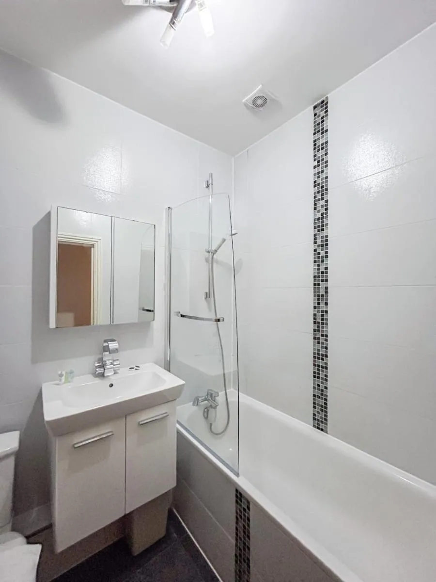 Image 4 of Stylish Camden Apartment C2