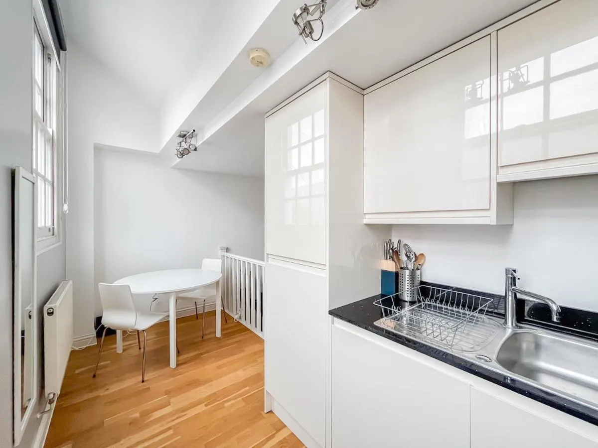 Image 3 of Stylish Camden Apartment C3