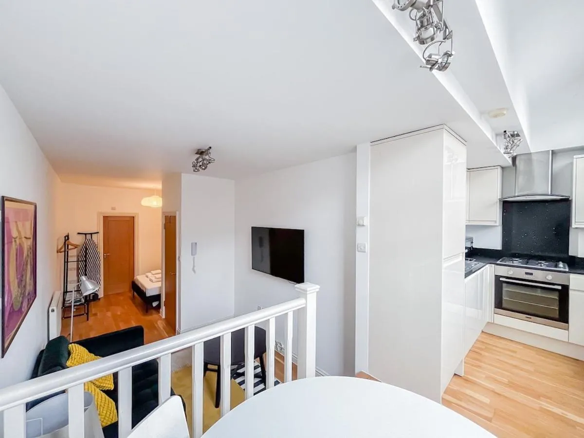 Image 4 of Stylish Camden Apartment C3
