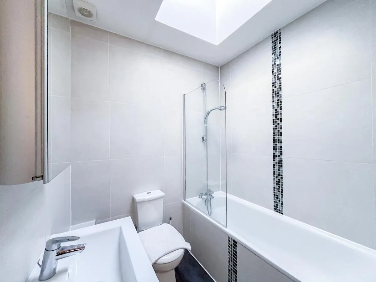 Image 3 of Stylish Camden Apartment C4
