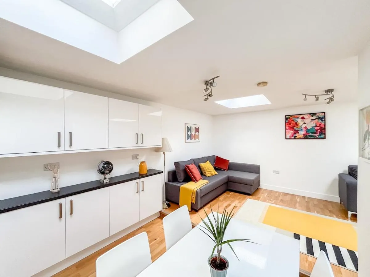 Image 3 of Stylish Camden Apartment C6