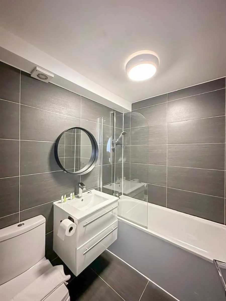 Image 4 of Stylish Camden Apartment C6