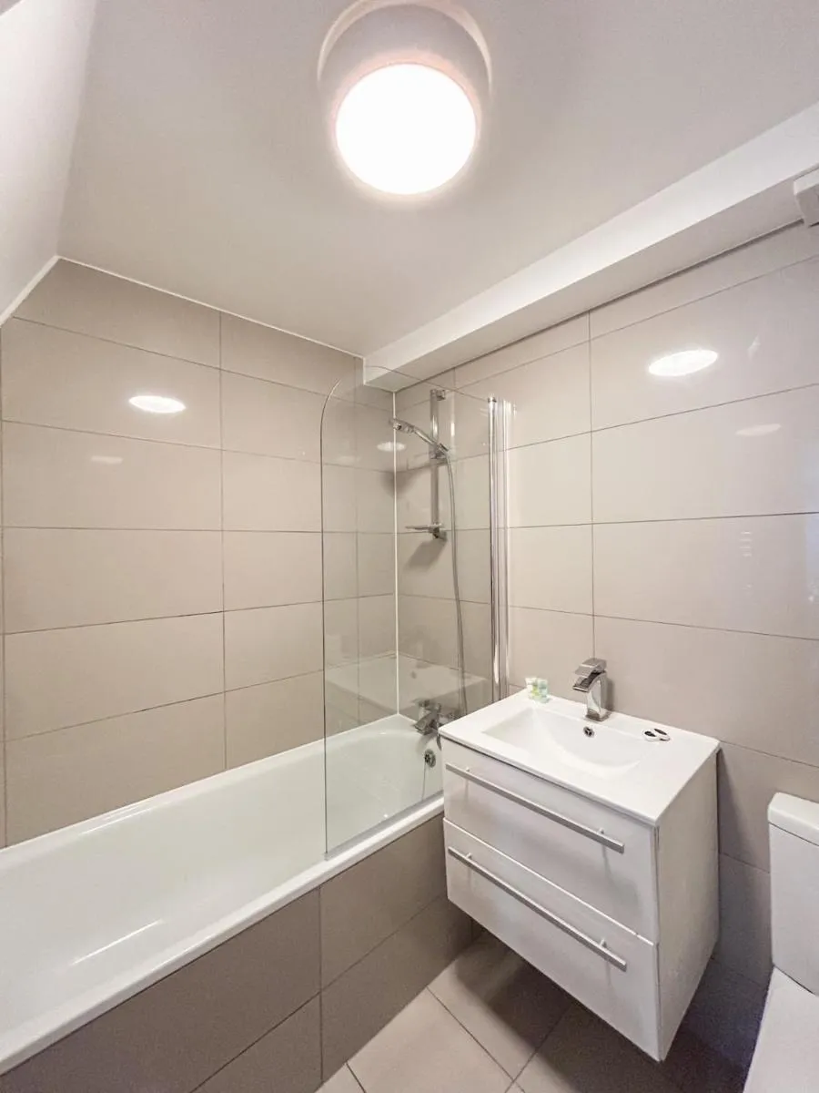 Image 4 of Stylish Camden Apartment C7