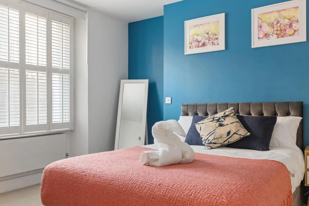 Image 4 of Stylish Camden Apartment – Garden Access & Metro