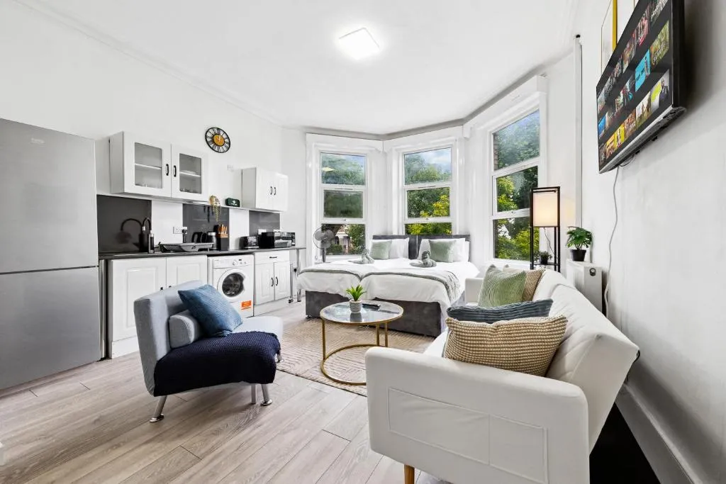 Image 1 of Stylish Central London Flat, Victorian Build, Sleeps 4